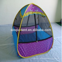 niños aparecen jugando cama carpa